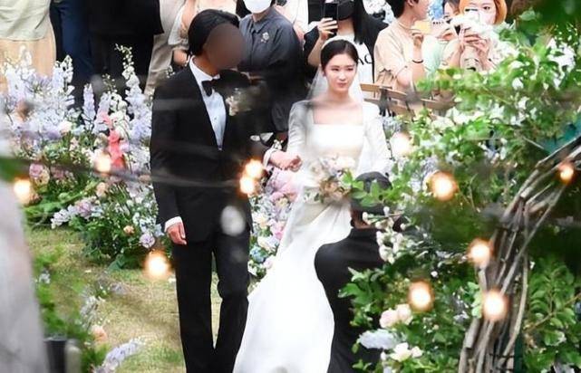 BG真人张娜拉婚纱照终于曝光！她穿婚纱美得像小花同框小6岁男友不显老(图3)