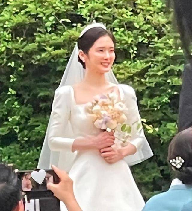 BG真人张娜拉婚纱照终于曝光！她穿婚纱美得像小花同框小6岁男友不显老(图4)