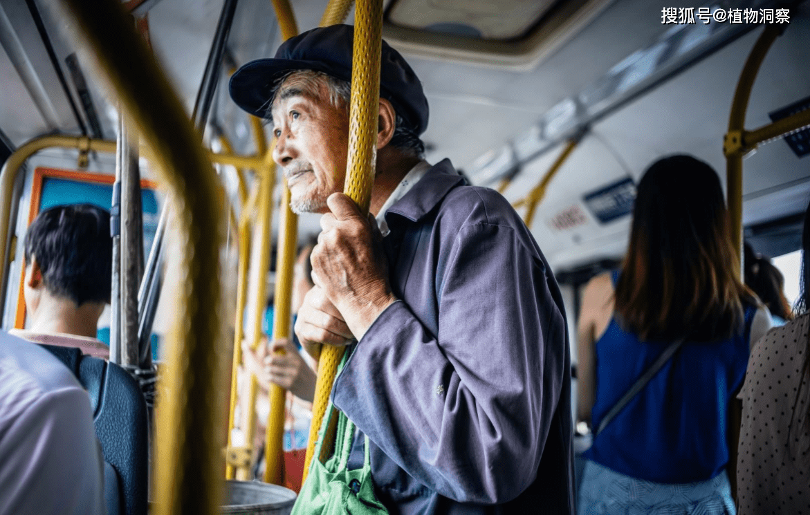 半岛体育老年人免费乘公交要取消？各地老年公交卡新规来了人不必担心！(图6)