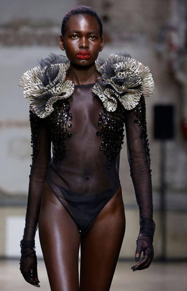 半岛体育官方巴黎古装周刮起一股“炎风”模特们都穿戴时髦装走秀(图3)