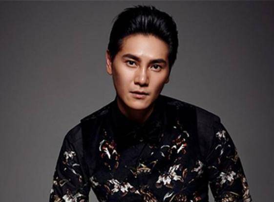 他本是豪门太子爷，却对赵丽颖百般疼爱，如今年近50岁颜值爆表