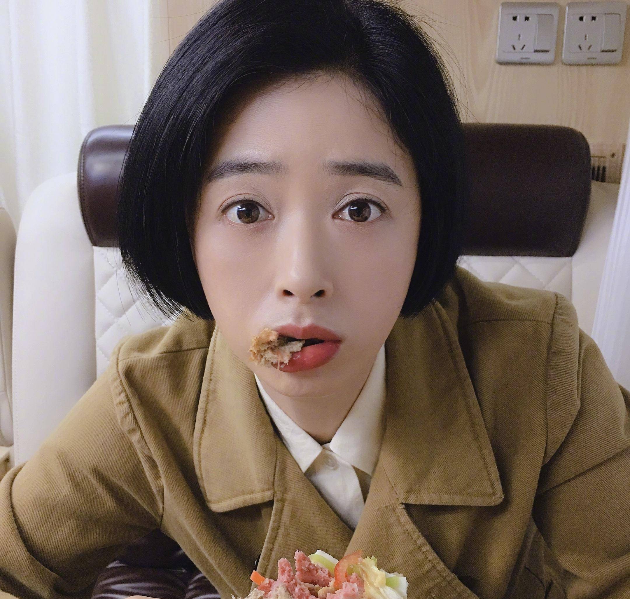 镜头，也会吃得毫无顾忌。正是这份率真，让蒋欣赢得了不少粉丝的喜爱。