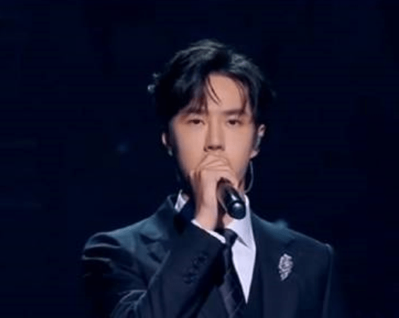 王一博大湾区音乐会陷假唱话筒未到嘴边歌声依旧网友：太丢人