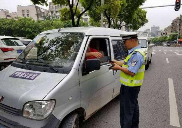 面包车开云 开云体育平台既不让拉人也不让拉货车主：难道只能用来拉面包？