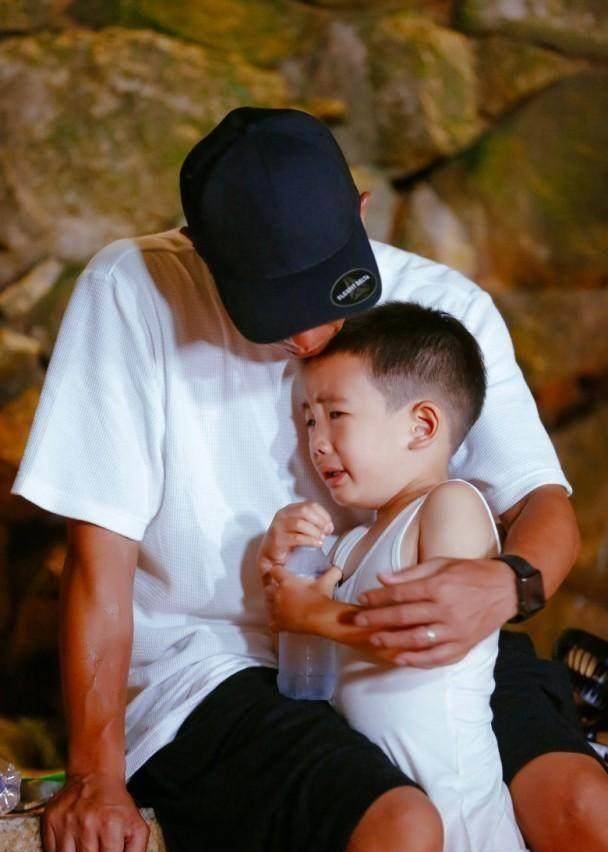 陈小春负责在节目上带儿子应采儿则买红酒享受生活
