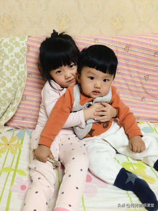 原创
            回顾：我儿子结婚我姐才随礼200，1周后，我亲自带着1万块钱上门丨儿子结婚随礼钱是给他还是给我好