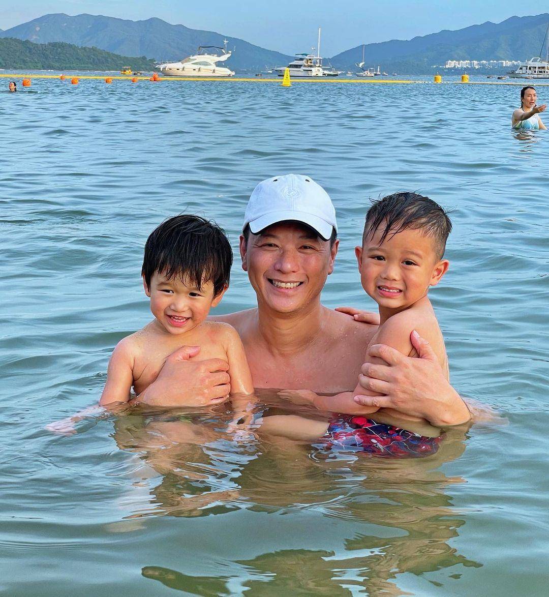 胡杏儿老公带俩儿子去海边玩，父子仨超欢乐，奕霆化身捕鱼达人
