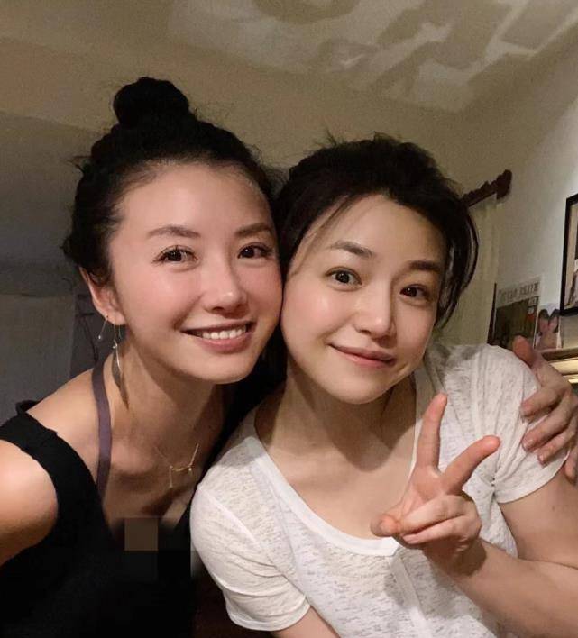 米乐 M6陈妍希带儿子练亲子瑜伽5岁小星星进步大咧嘴笑开心享受其中(图3)
