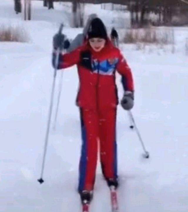 雷竞技RAYBET会滑冰却不会滑雪！瓦利耶娃滑雪像婴儿学走路K宝：这东西太难(图2)