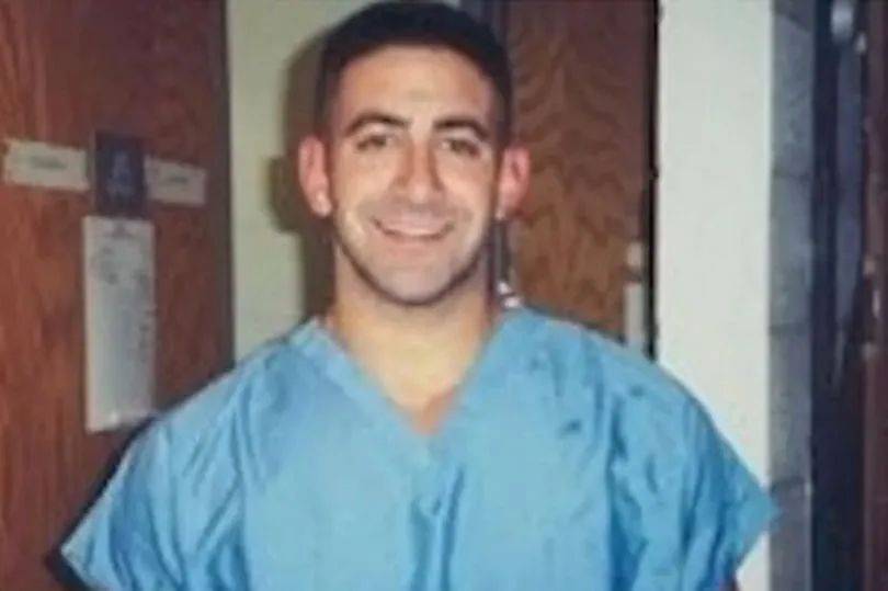 原创
            按摩师偷拍病人裸体，还自制数百份色情作品，缴纳保释金后已获释丨有关按摩椅play的小说