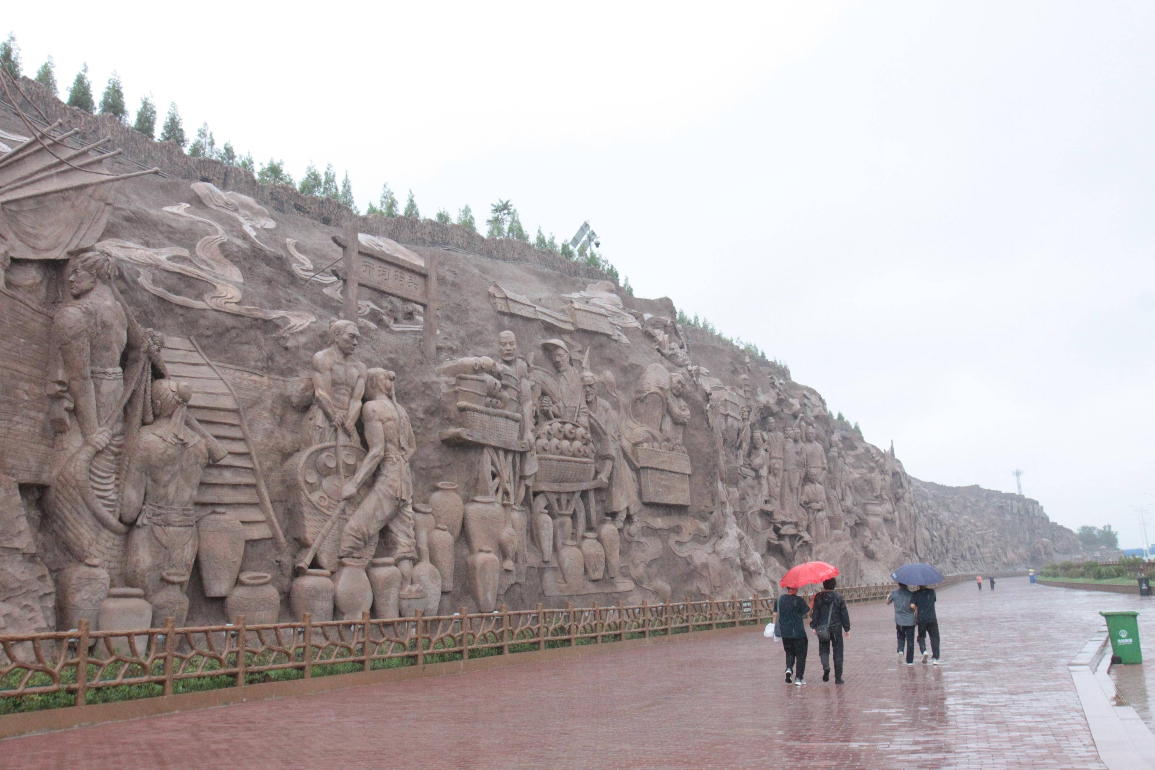 博鱼中国雨中观赏中国非遗瓷都巨型岩雕群穿越千年震撼不已 摄影纪实之四(图8)