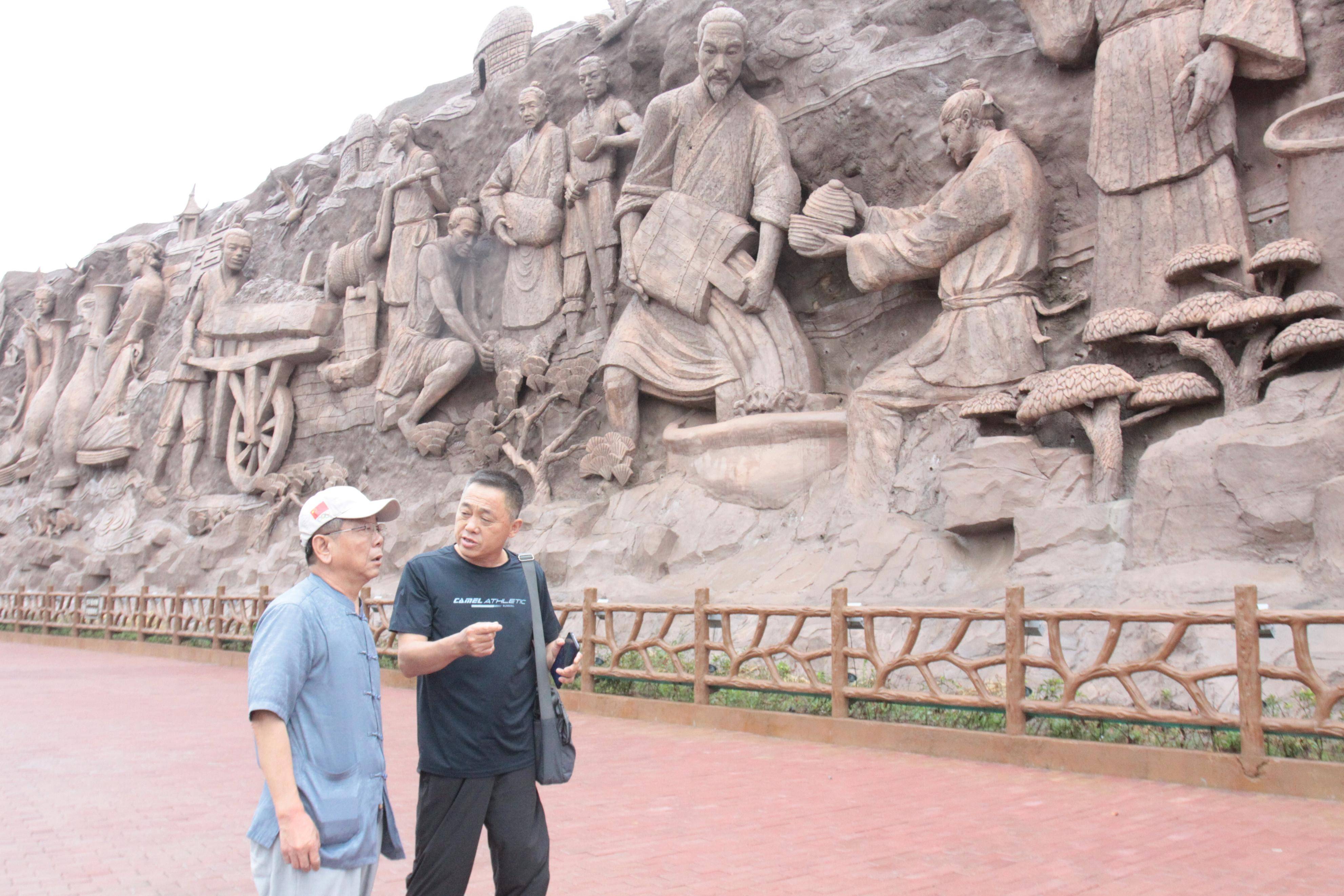 博鱼中国雨中观赏中国非遗瓷都巨型岩雕群穿越千年震撼不已 摄影纪实之四(图2)