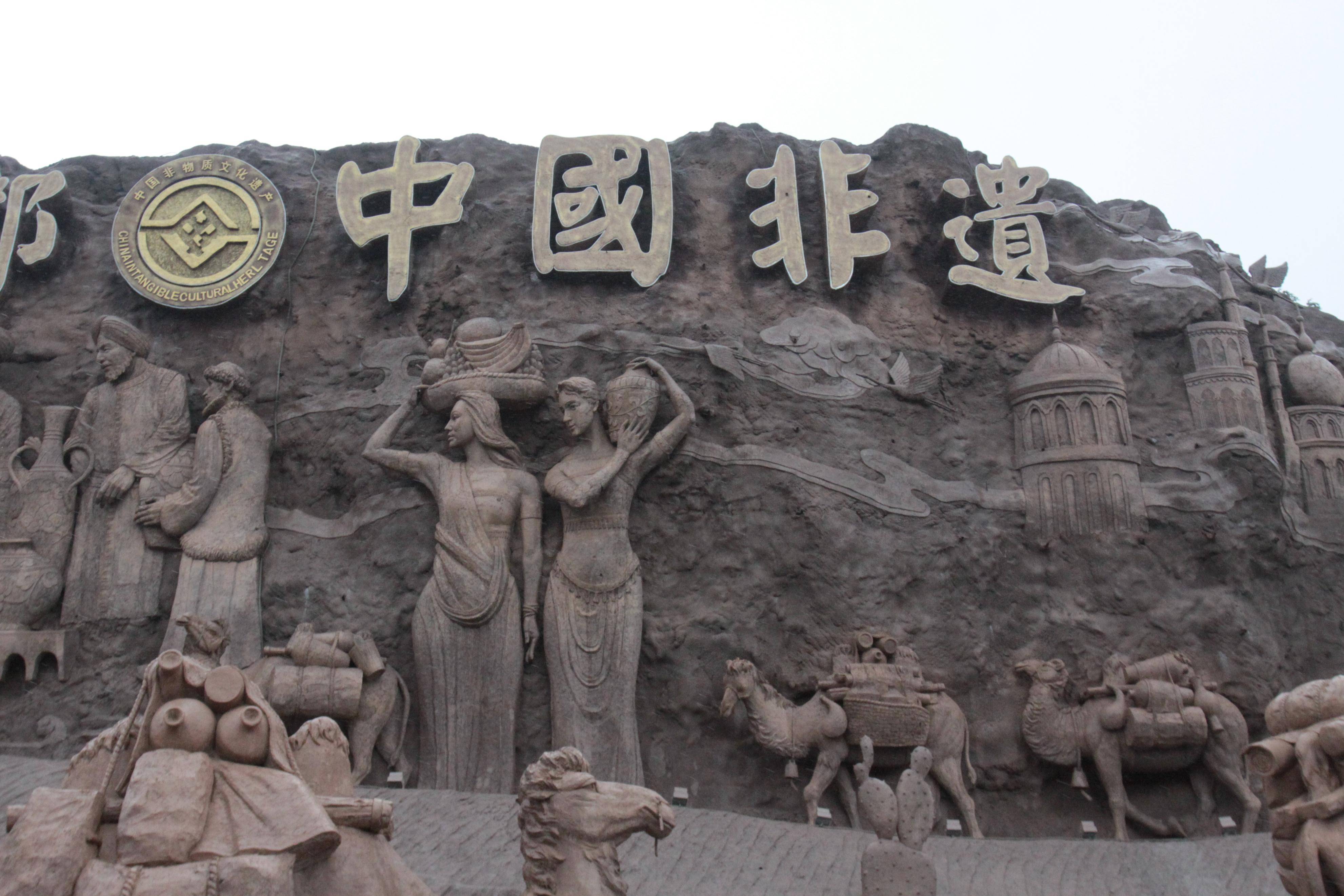 博鱼中国雨中观赏中国非遗瓷都巨型岩雕群穿越千年震撼不已 摄影纪实之四(图11)