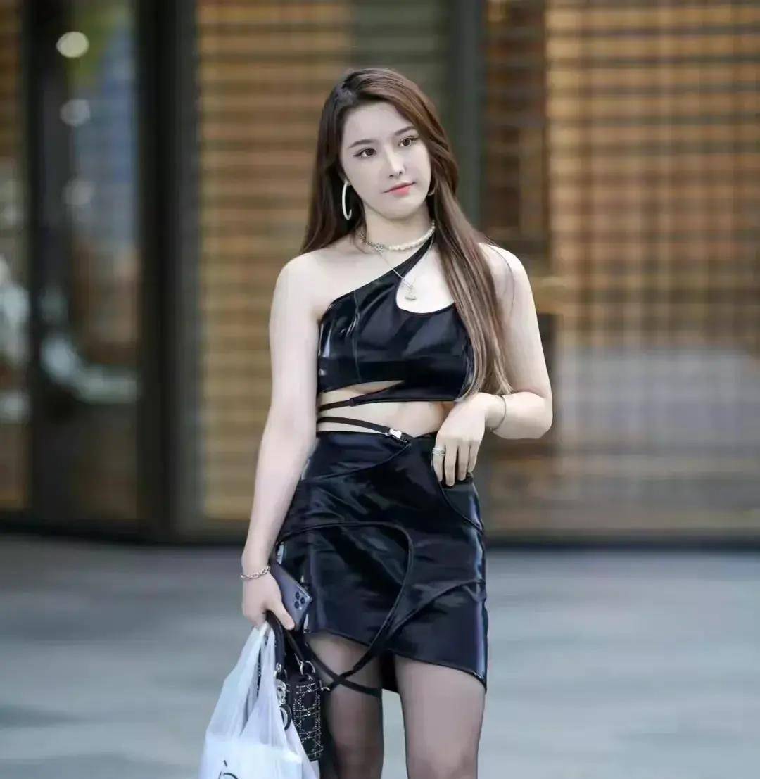 爱游戏AYX体育女子感套装皮裙温柔迷人又充满活力(图2)
