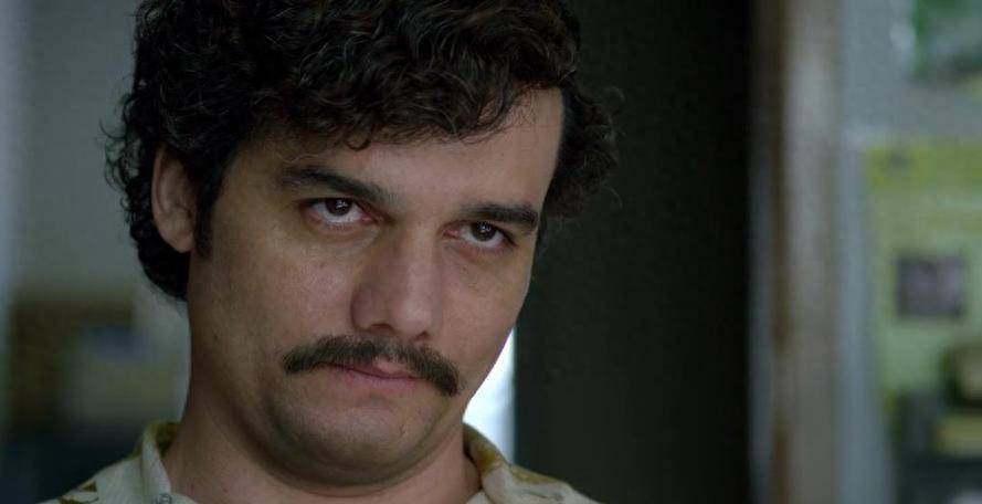 剧中的许多情节和对话都是基于真实事件和历史事实的，这使得《毒枭》在