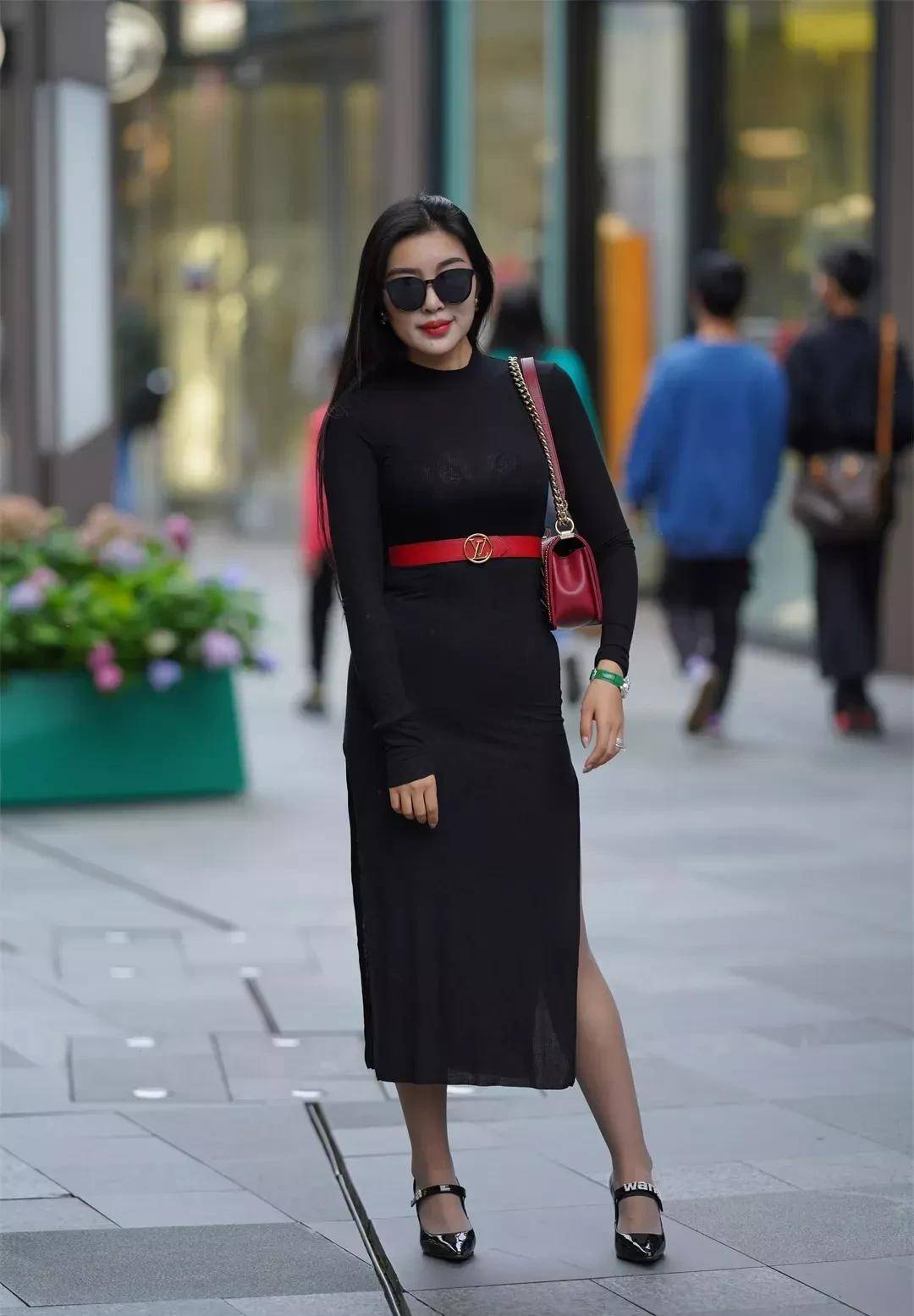 展现魅力与优雅-欧美时尚半高领长袖连衣裙长裙侧高开衩裙爱游戏官方网站(图5)