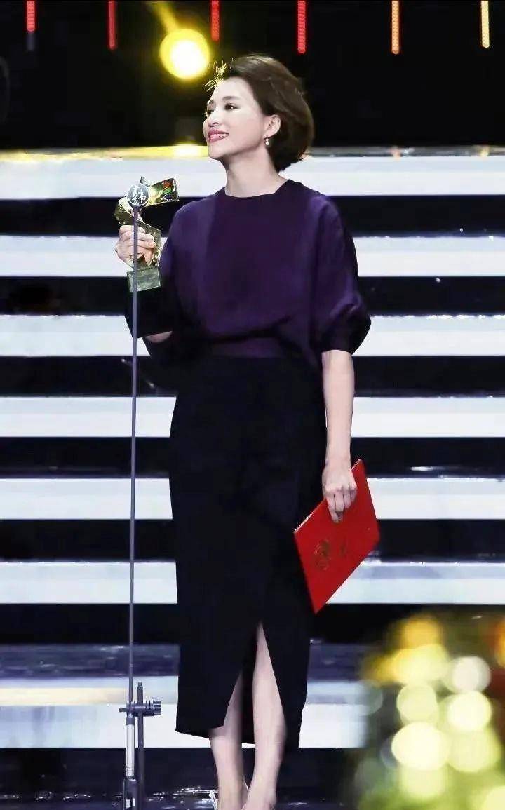 姐姐美出去了！穿着优雅端庄的民族风长裙优雅的东方美人风爱游戏AYX体育(图2)