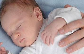 原创
            3岁宝宝晚上睡觉总是翻来覆去，这是什么原因导致的呢？