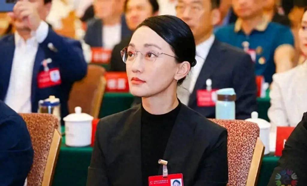 原创女明星们正式场合穿正装也难掩光芒，谁看起来更像体制内女干部