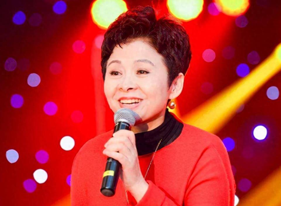 原创她22岁娶初恋，23岁红遍大江南北，却在红了十五年后跌落神坛