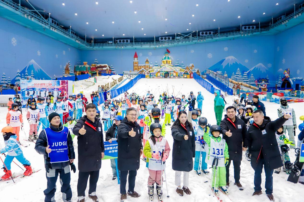 滑出冰雪风采！沙坪坝区第六届运动会滑雪比赛（青少年组）完谈球吧体育美收官！(图1)