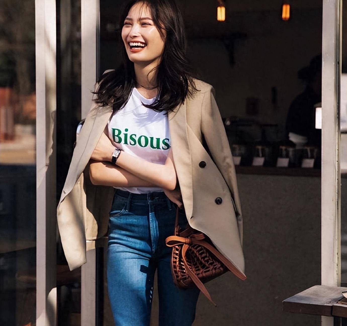 真正有品位的女人穿西服不会配西裤太土！配这3种下装更高级爱游戏AYX体育(图2)