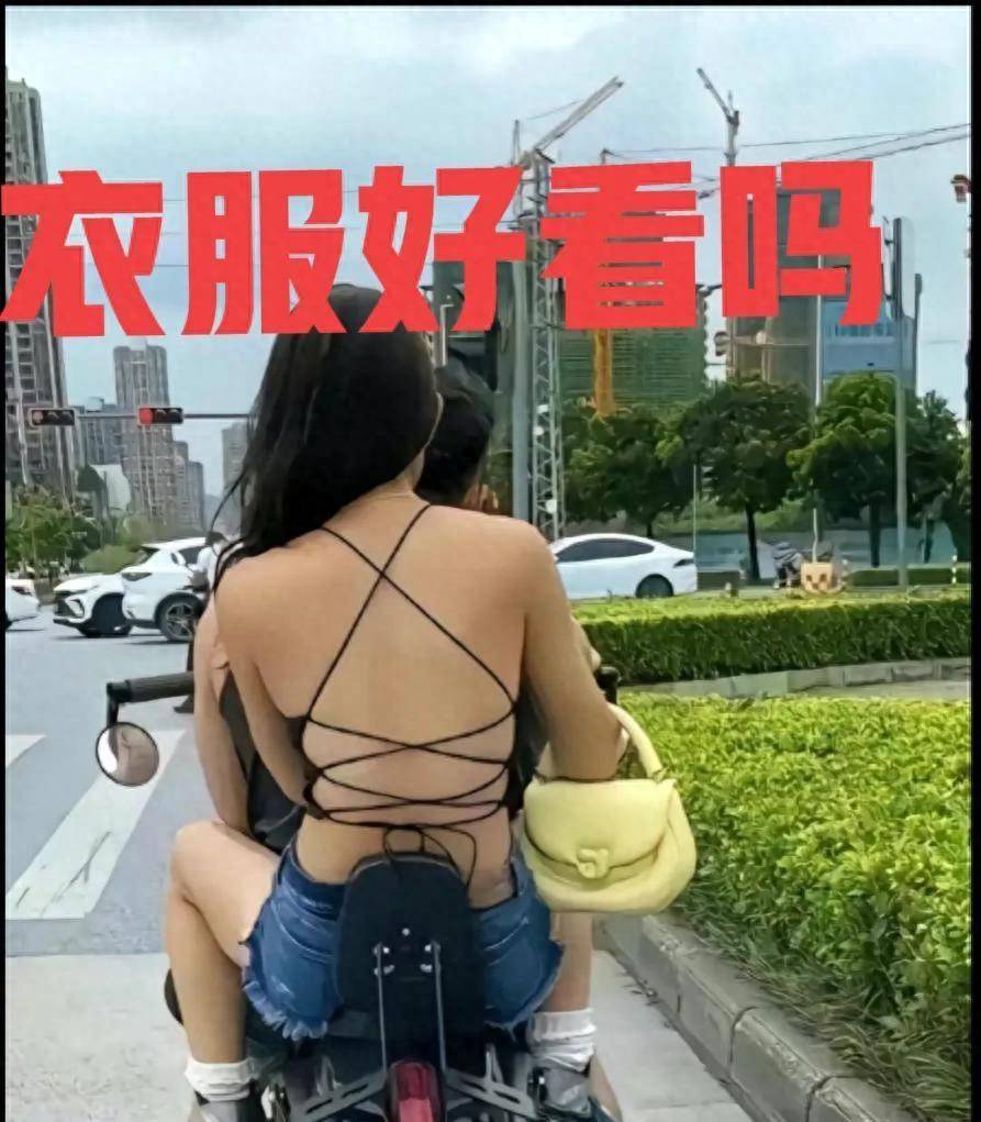 性感的女人衣着大胆又酷炫引得路人刮目相看时尚自由还是衣着暴露(图3)