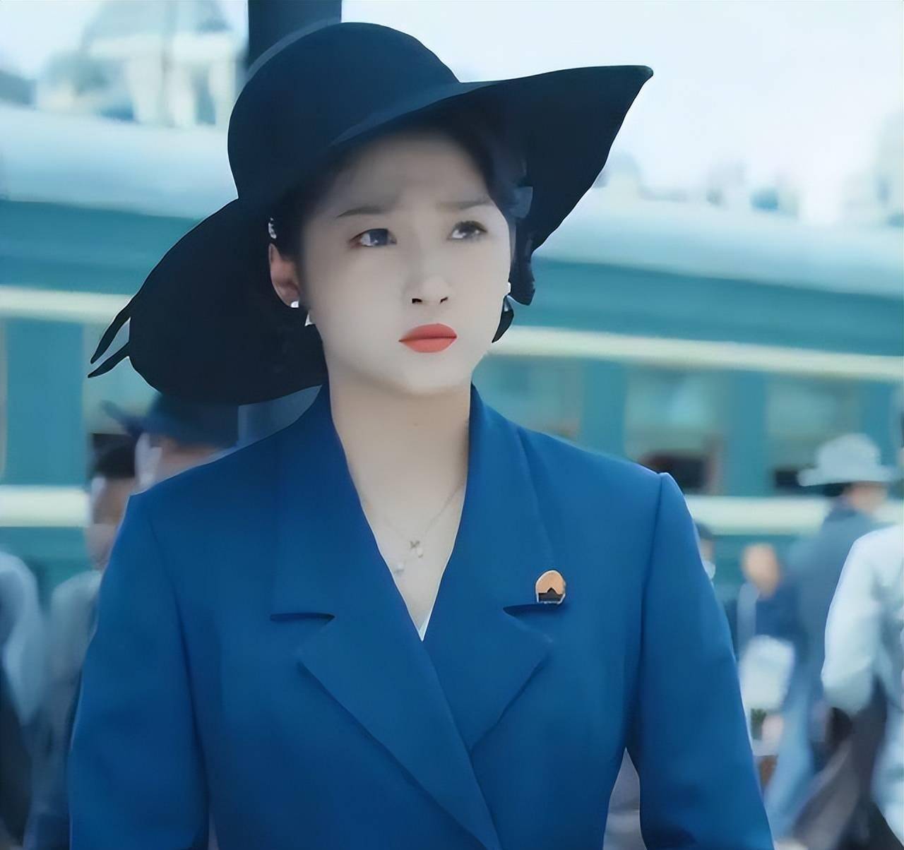 原创《梅花红桃》关晓彤演技有争议！但婚纱造型美得让人窒息