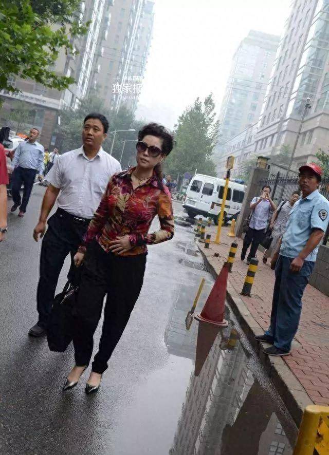 原创梦鸽回家乡登台献唱，满面红光气色好，55岁身材还保持的很好！