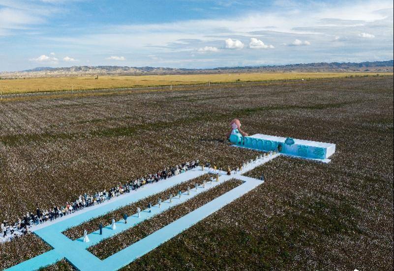 英曼2023秀场走进新疆棉田打破棉麻服装场景界限爱游戏ayx(图1)