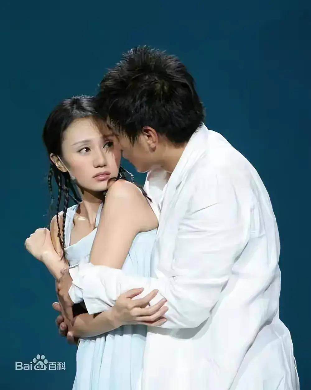 原创夏雨：结婚不邀请父亲，婚后与母亲明算账，妻子袁泉为他感到心疼