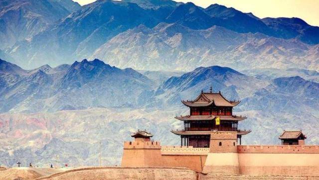 ，今天要读的是岑参的2首边塞酒宴诗，肃杀世界，难挡他气壮山河的豪放！