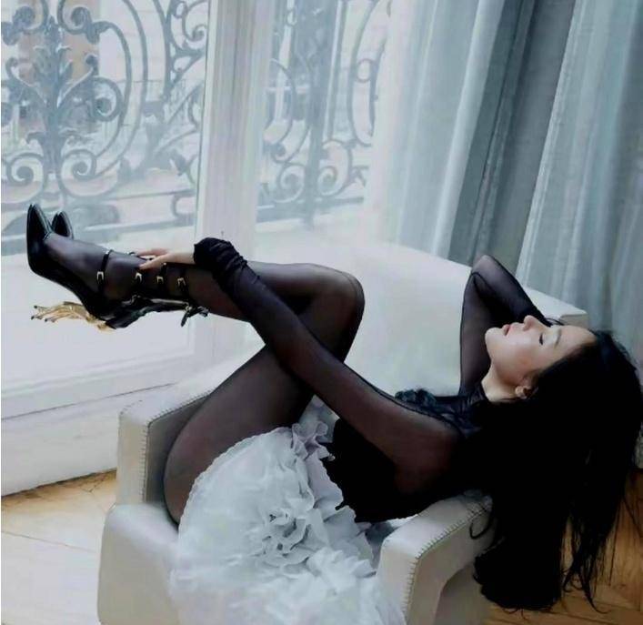 张天爱再次放飞天性，黑色丝袜搭配蕾丝连衣裙女人味十足！