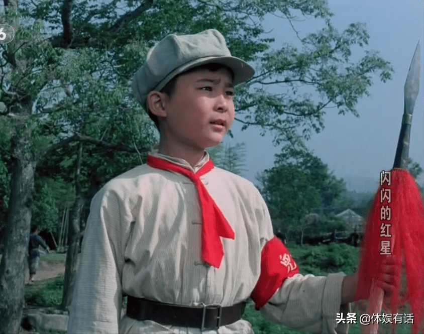 小的他很快就被导演相中，出演了《闪闪的红星》、《雷锋之歌》等电影。