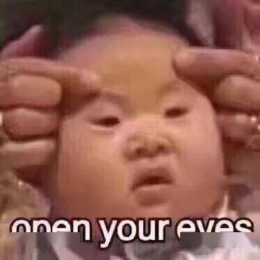 伸手就拉女孩的小辫子 小女孩被拉得转过脸来 一脸迷茫的看着这位陌生