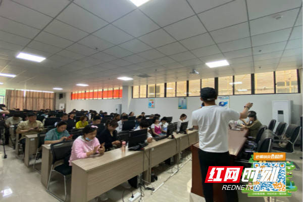 娄底涟源：农人参加线下培训会 体验直播“过把