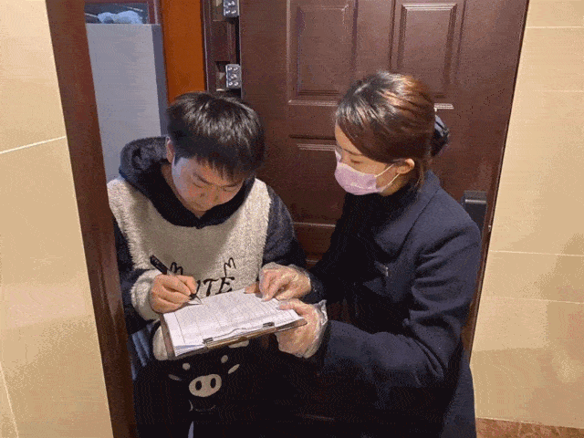 疫情期间,邦泰物业给业主发放口罩