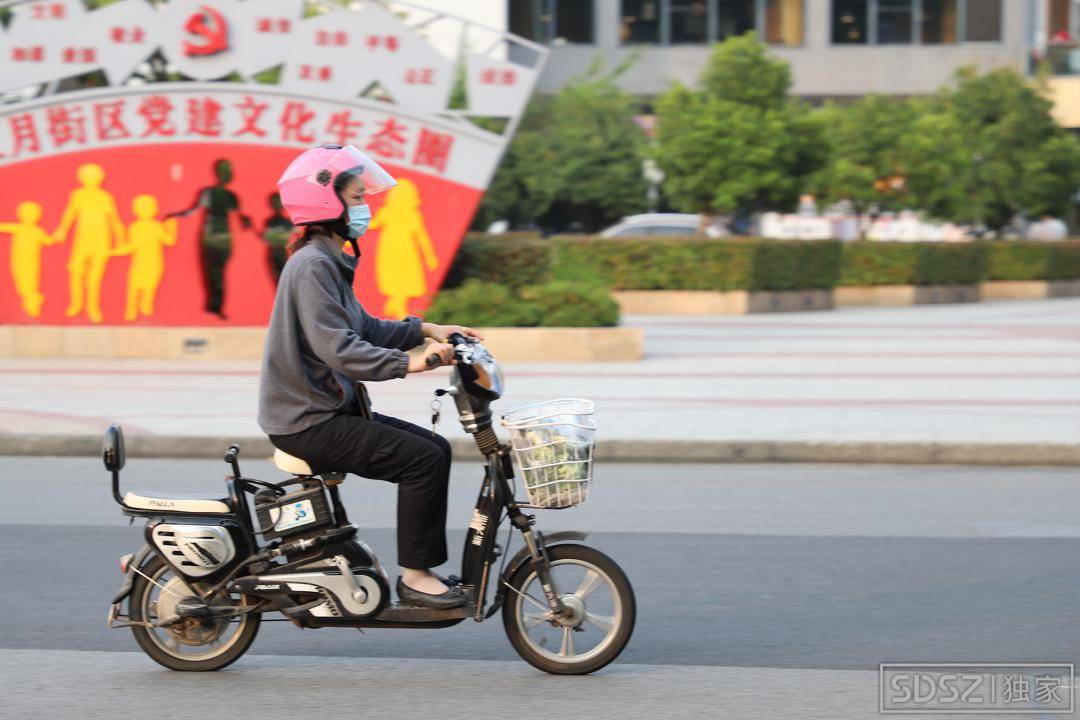 应当年满16周岁 成年人驾驶电动自行车 也就是说16周岁以下都可以带!