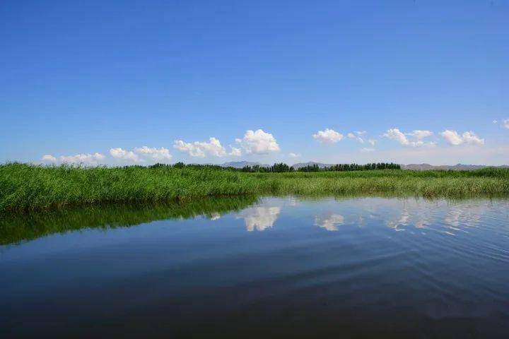 山构造的这一绝妙的自然风景区令旅游者心旷神怡,流连忘返;乌梁素海