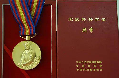 二,评选标准: 1,思想品德好,认真践行  《中