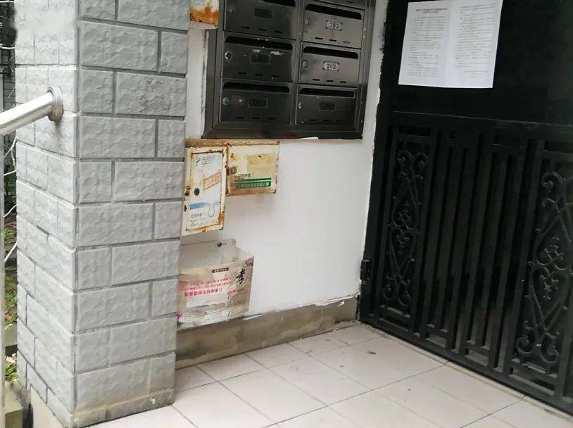 创城现场丨废弃奶箱成楼道"牛皮癣",建德地区巧解历史遗留问题_小区