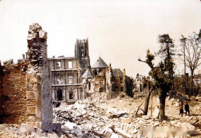 难得的二战彩色老照片,战火中被摧毁的法国古城圣洛