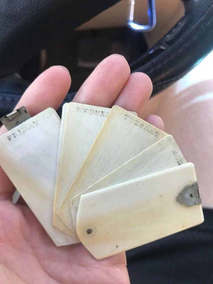问:家里翻出来像古董的东西,象牙材质的薄板,上面还写着礼拜一,礼拜二