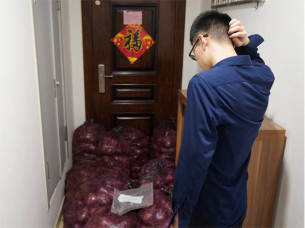 女孩送前男友一吨洋葱称“该你哭了”，男方转手卖了千余元