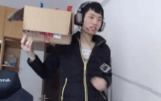 和平精英:鲨鱼哟展现最快变脸,自嘲是西楚霸王,果真名副其实