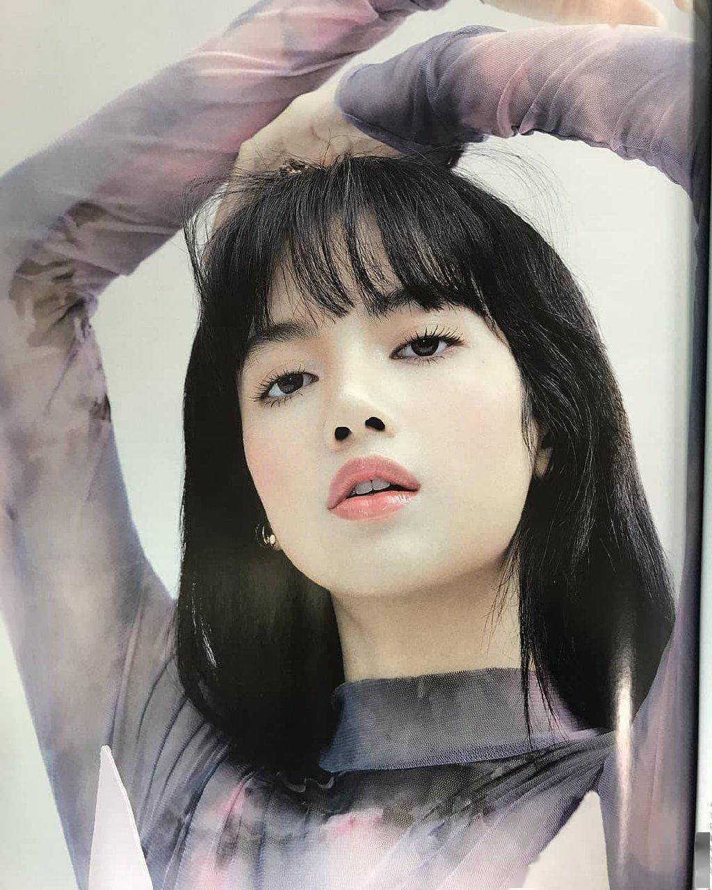 lisa《allure korea 》杂志内页分享,展现自然的清纯美