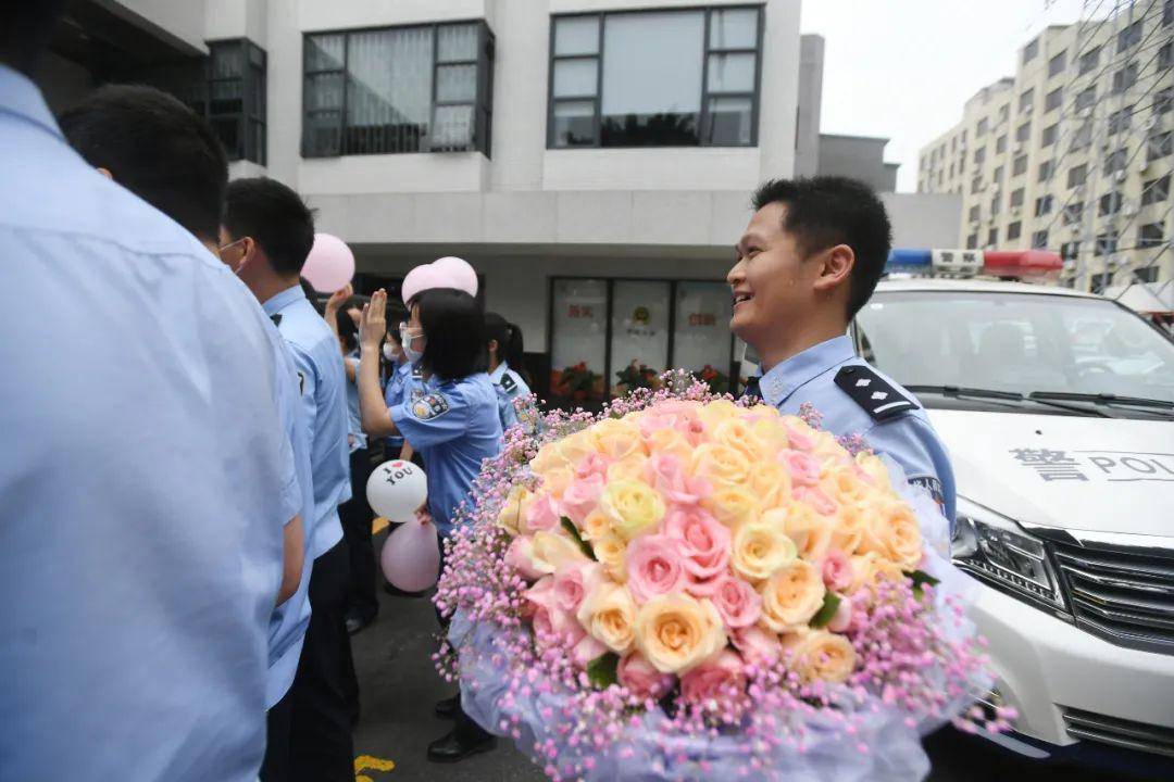 [黄嘉辉]太甜了！，撒狗粮！民警小伙520制造惊喜求婚