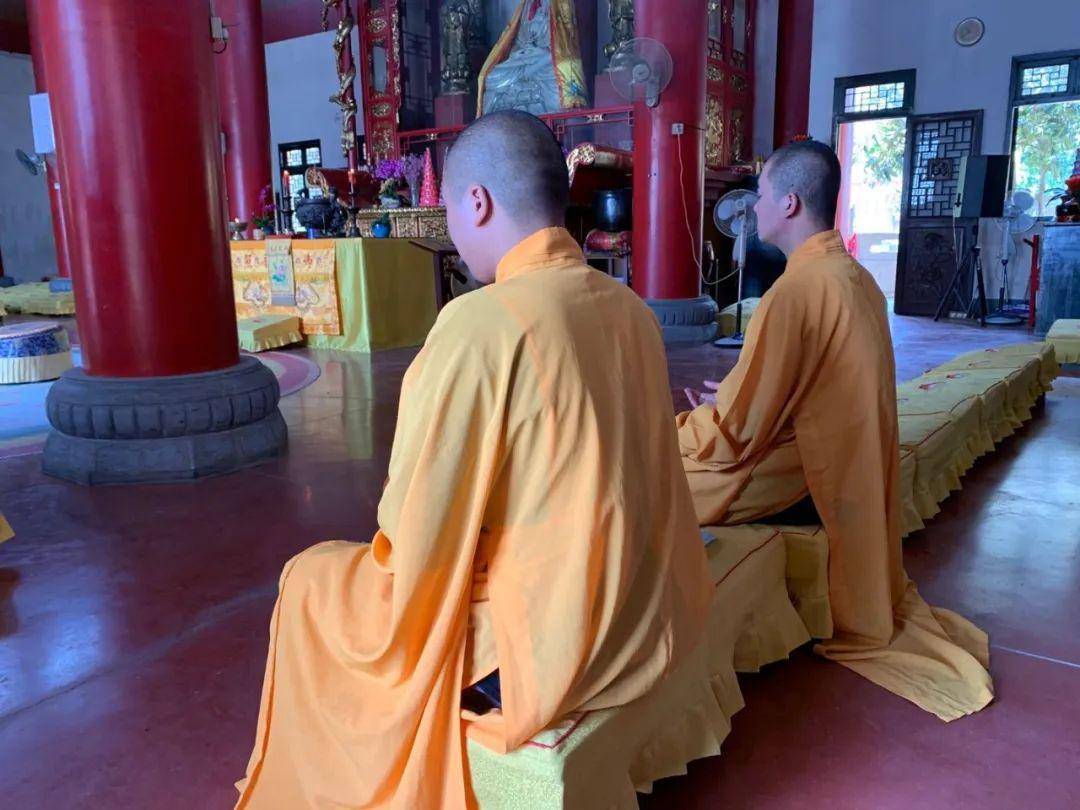 接下来的三天内,常住僧众及护法居士每日 诵持弥陀圣号,念佛止静,打坐