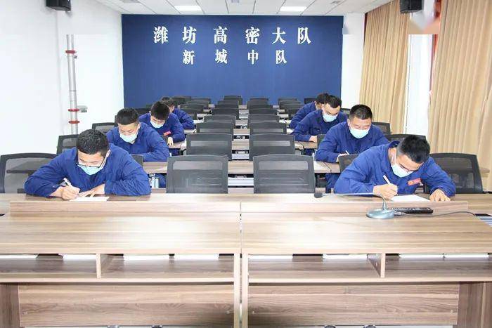 忠什么担成语_忠犬八公是什么狗