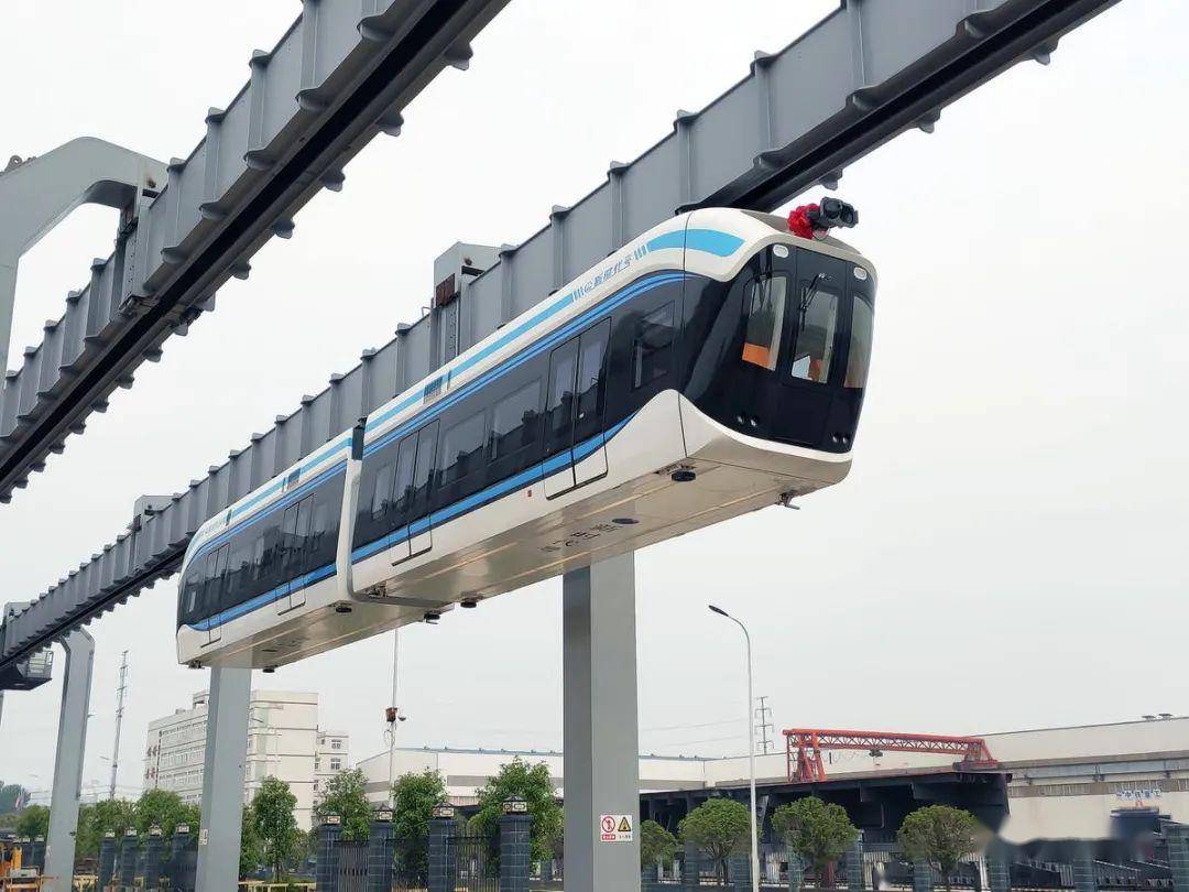 武汉造空中轨道列车在试验线开展测试